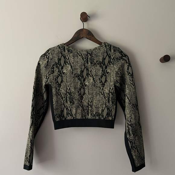 FABLETICS KAMILA SEAMLESS LONG SLEEVE GREEN & BLACK SNAKESKIN CROP TOP MED - Picture 2 of 5
